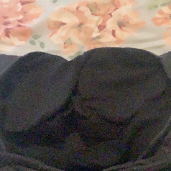 Athletic top grey crisscross straps size medium built in bra  phone pocket 🥀 - Picture 8 of 8